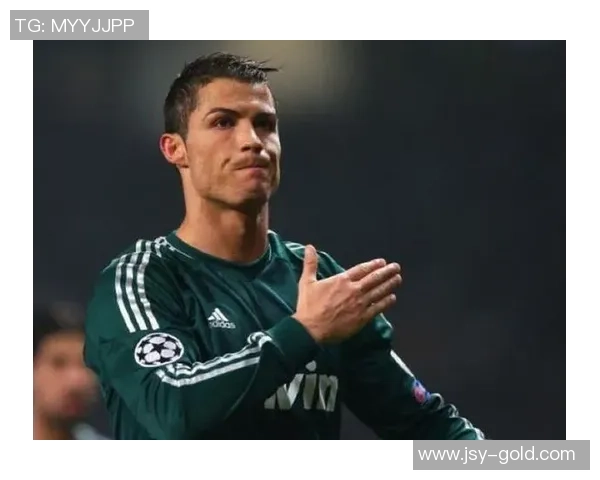 足球巨星场下温情时刻逗儿子欢笑展现父爱魅力 足球巨星场下温情时刻逗儿子欢笑展现父爱魅力