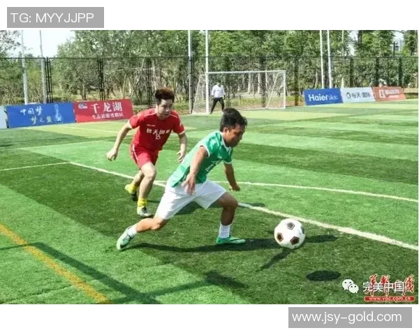 足球球星携手孩子温馨时刻展现父爱与运动精神的完美融合