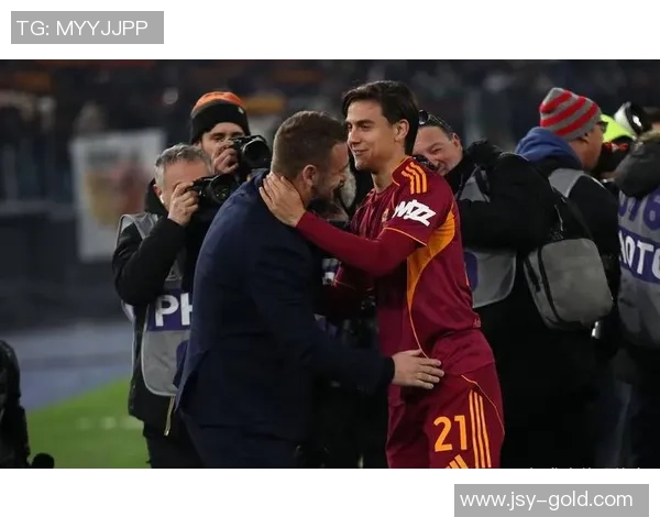 迪巴拉大头照展现独特魅力 足球场上的精英风采